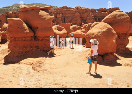 Une femme cesse de photographier sa famille à Goblin Valley State Park, Utah Banque D'Images