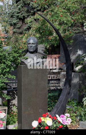 Tombe du maréchal en chef de l'aviation soviétique Alexander Yevgeniyevich Golovanov (1904-1975) au cimetière de Novodievitchi Moscou, Russie Banque D'Images