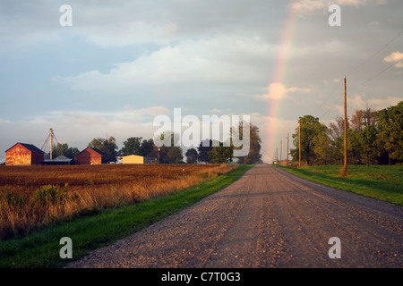 Un arc-en-ciel est jeté après un jour de retard une douche à effet pluie. Banque D'Images