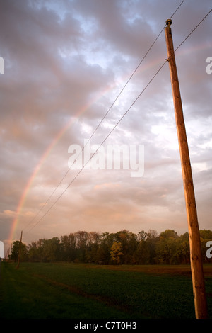 Un arc-en-ciel est jeté après un jour de retard une douche à effet pluie. Banque D'Images