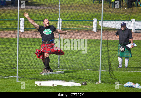 Gregor Edmunds, athlète et homme fort lourd, après avoir jeté le marteau de Cowal Highland Gathering, 2011, Dunoon. Banque D'Images