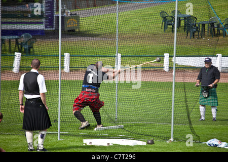 Gregor Edmunds, athlète à fort grammage et homme fort, jeter le marteau de Cowal Highland Gathering, 2011, Dunoon. Banque D'Images