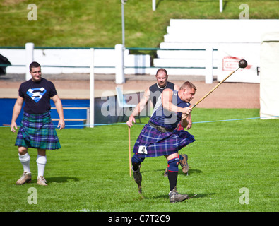 'Lourd' en kilt athlète jetant le marteau (style écossais), le port de chaussures spéciales, pales. Cowal Highland Gathering 2011 Banque D'Images