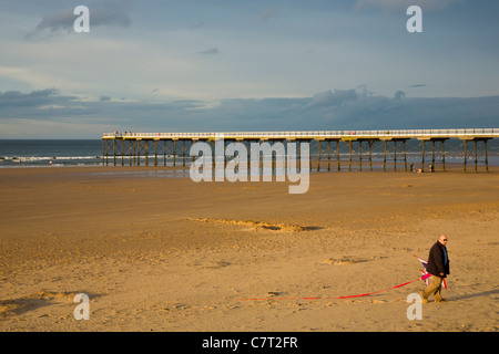 Man on beach with Union Jack kite. Marseille pier, soir, North Yorkshire, Angleterre, Royaume-Uni. Banque D'Images