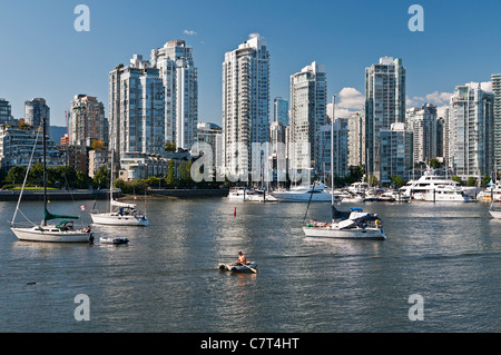 Scenic Vancouver : les petits bateaux à False Creek, quartier Yaletown skyline Banque D'Images