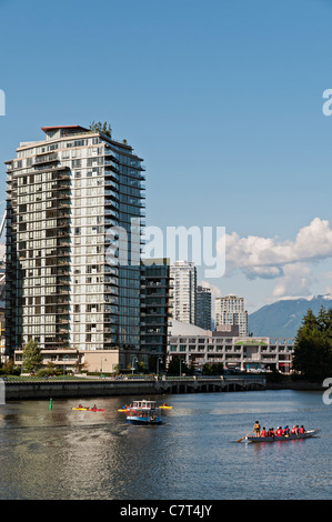 Scenic Vancouver : les petits bateaux à False Creek, quartier Yaletown skyline Banque D'Images