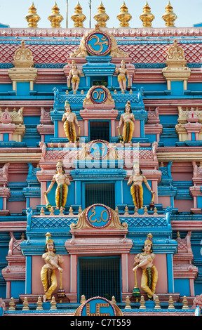 L'architecture de temple gopuram indien dans la ville du sud de l'Inde de Puttaparthi montrant sculpture hindou Banque D'Images