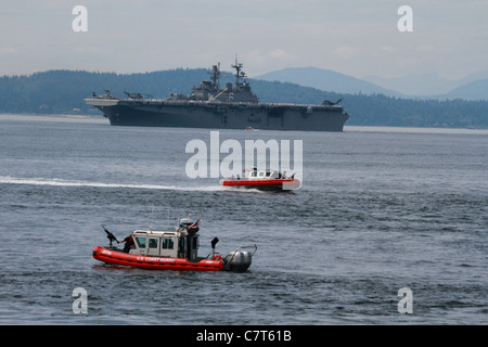 Bateaux de patrouille de la Garde côtière américaine fixant la voie à l'assaut amphibie USS Bonhomme Richard LHD-6 à quai à Seattle Banque D'Images