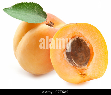 Les abricots avec des feuilles sur un fond blanc. Banque D'Images