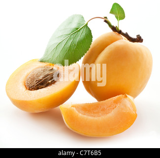 Les abricots avec des feuilles sur un fond blanc. Banque D'Images