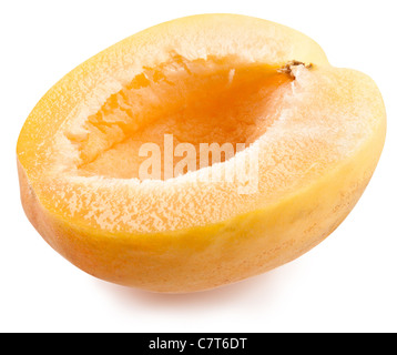 Couper les abricots sur un fond blanc. Banque D'Images