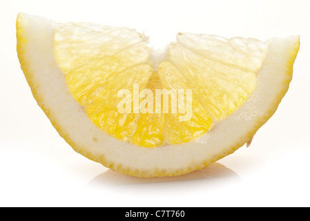 Tranche de citron sur un fond blanc. Banque D'Images