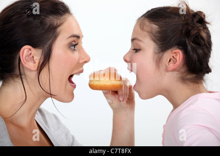 Femme et petite soeur se battre à fritter Banque D'Images