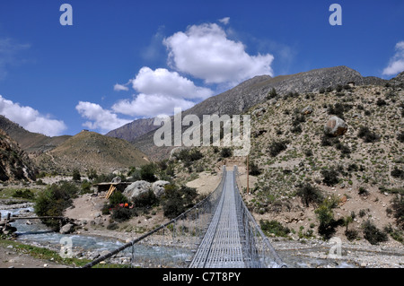 Pont suspendu de Tumkot river. Banque D'Images