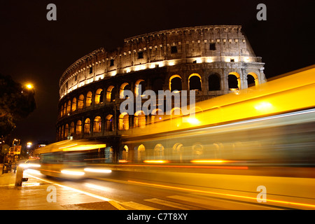 L'Italie, Lazio, Rome, le Colisée de nuit Banque D'Images