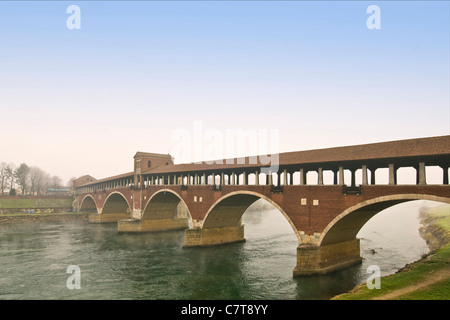 L'Italie, Lombardie, Pavie, le Ponte Coperto sur le fleuve Ticino Banque D'Images