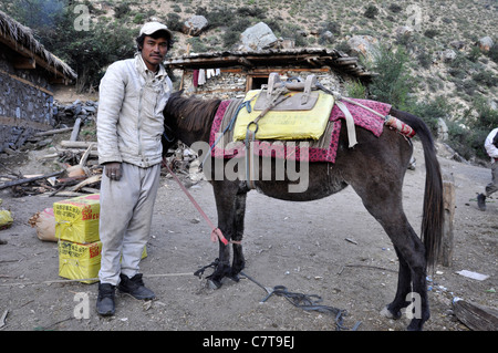 Un trader qui pose pour la photo avec son transport. Banque D'Images