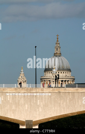 À l'échelle Waterloo Bridge à St Paul's Cathedral, London, UK Banque D'Images