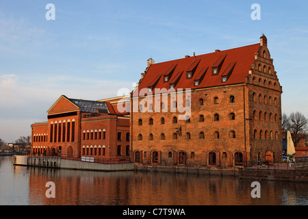 Ancien grenier et l'Orchestre Philharmonique Baltique de Gdansk, en Pologne. Banque D'Images