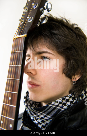 Teenage boy avec guitare Banque D'Images