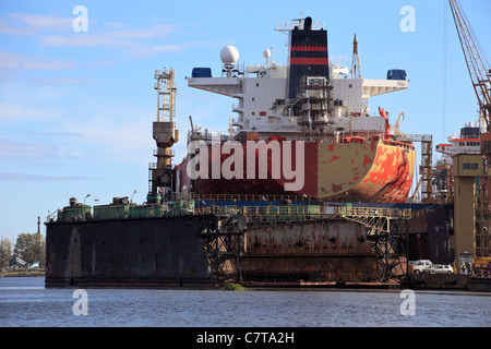 Un grand navire-citerne est en cours de rénovation en chantier de Gdansk, Pologne. Banque D'Images