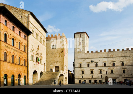 L'Italie, Ombrie, Todi, Piazza del Popolo et Palazzo del Capitano Banque D'Images