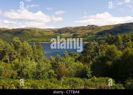 Vue sur le loch Sunart sur l'urbanisme et de développement de la péninsule de la côte ouest de l'Ecosse Banque D'Images