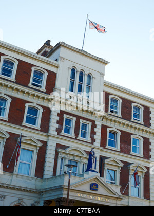 Détail de l'hôtel Queen avec la reine Victoria statue à Chester Cheshire UK Banque D'Images