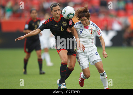 Natalie Garcia du Mexique (6) et Nahomi Kawasumi du Japon (9) bataille pour la balle au cours d'une Coupe du Monde 2011 Groupe B match. Banque D'Images