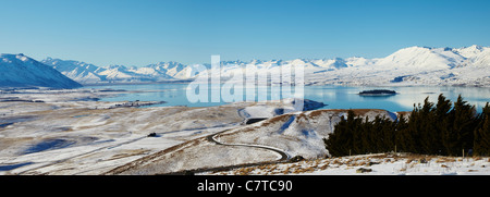 Une vue panoramique sur le lac Tekapo de Mount John Observatory lors d'une importante chute de neige en hiver de la Nouvelle-Zélande. Banque D'Images