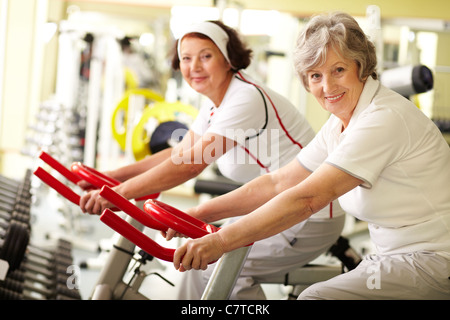 Portrait de deux femmes âgées in gym Banque D'Images