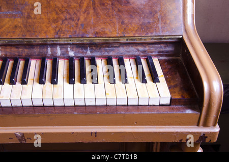 Vintage brown et grunge fragment du clavier du piano Banque D'Images