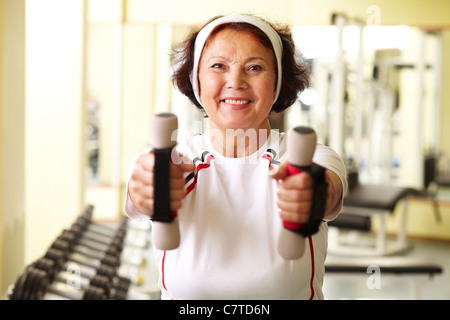 Portrait of senior woman training in gym Banque D'Images