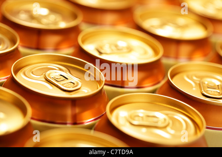 Des canettes de bière or close up. Shallow DOF ! Banque D'Images