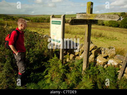 Walker marche sur le chemin des hautes terres du sud, près de Loups de Barnshangan Nouveau Luce étudiant information conseil et direction Banque D'Images