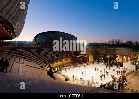 Rome. L'Italie. Patin à glace à l'Auditorium conçu par Renzo Piano (Parco della Musica). Banque D'Images