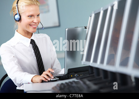 Portrait d'une jeune femme avec casque travail avec ordinateur Banque D'Images