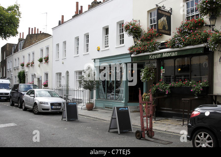 La NAGS HEAD PUB,terrasse situé parmi les propriétés d'Kinnerton Street est l'une des deux maisons le long de la rue. Banque D'Images