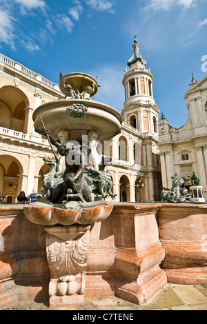 L'Italie, Marches, Loreto, Madonna square, la fontaine Banque D'Images