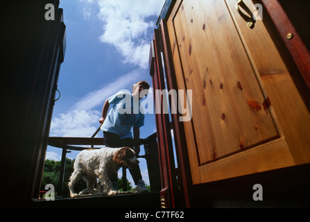 Femme et chien sur 15-04 ordre croissant Serrures Tardebigge Banque D'Images