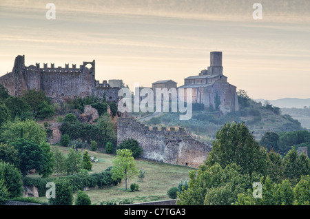 Vues de Saint Peter's Hill et Rivellino, Tuscania, Italie centrale. Banque D'Images