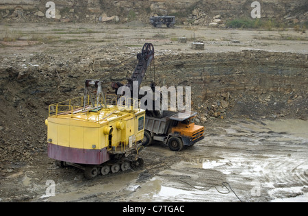 Carrière. Chargement par le bulldozer de chariot de pierres Banque D'Images