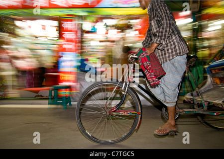 Le Bangladesh, en pousse-pousse, Bogra street at night Banque D'Images