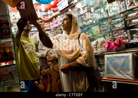 Le Bangladesh, Bogra, femme dans un shop Banque D'Images