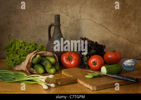 La vie d'un bas de caisse avec des légumes montrant la préparation de salade Banque D'Images