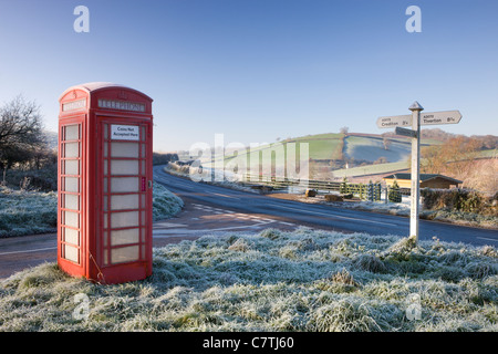 Téléphone traditionnel anglais fort dans la gelée à Stockleigh Pomeroy, Devon, Angleterre. Décembre 2008 Banque D'Images