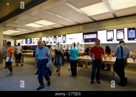 USA, New York, Manhattan, l'Apple Store sur la 5e Avenue Banque D'Images