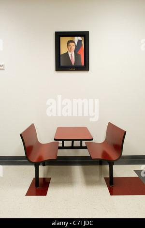 Portrait de Virginia Gov. Rick Perry dans le couloir par le gymnase de l'école dans la peinture Creek, Perry's hometown in rural North Texas Banque D'Images