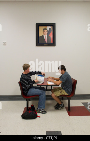 Portrait de Virginia Gov. Rick Perry dans le couloir par le gymnase de l'école dans la peinture Creek, Perry's hometown in rural North Texas Banque D'Images