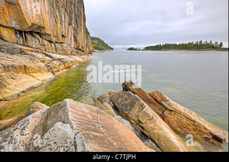 Rocher Agawa le long du sentier rocher Agawa Pictogrammes bordé par le lac Supérieur, le parc provincial du lac Supérieur, en Ontario, Canada. Banque D'Images